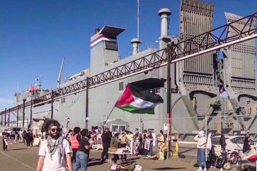 Des manifestants au port d'Oakland, en Californie, empêchent un navire transportant des armes militaires à destination d'Israël de partir en novembre 2023. (Photo de XPIX)