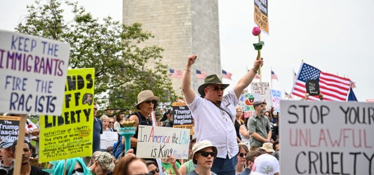 <a href="https://french.almanar.com.lb/3236851">Des milliers d&rsquo;Américains dans la rue contre Trump</a>