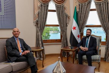 Le président syrien par interim Ahmad al-Charaa avec l'envoyé américain Tom Barrack