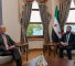 Le président syrien par interim Ahmad al-Charaa avec l'envoyé américain Tom Barrack