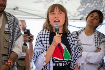 Greta Thunberg et Rima Hassan sur un navire de la Coalition de la flottille pour la liberté qui doit apporter de l'aide humanitaire à Gaza, le 1er juin 2025. Crédit : FABRIZIO VILLA / GETTY IMAGES EUROPE / Getty Images via AFP