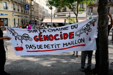 Lors d’un rassemblement en soutien aux dockers qui ont refusé de charger un conteneur d’équipements militaires sur un navire à destination d’Israël, à Marseille le 5 juin 2025. CHRISTOPHE SIMON/AFP