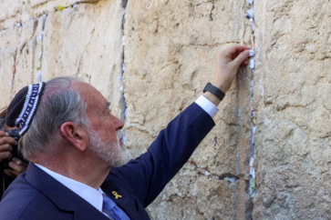Il incite Donald Trump à frapper l’Iran au nom de Dieu !