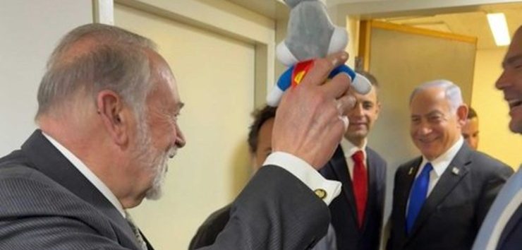 <a href="https://french.almanar.com.lb/3341505">Procès pour corruption : l&rsquo;ambassadeur américain soutient Netanyahu: &laquo;&nbsp;C’est une chasse aux sorcières&nbsp;&raquo;</a>