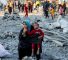 Une femme est assise avec un enfant sur le site d'un bombardement israélien sur un bloc résidentiel de la ville de Gaza le 14 janvier 2025. ©Getty Images