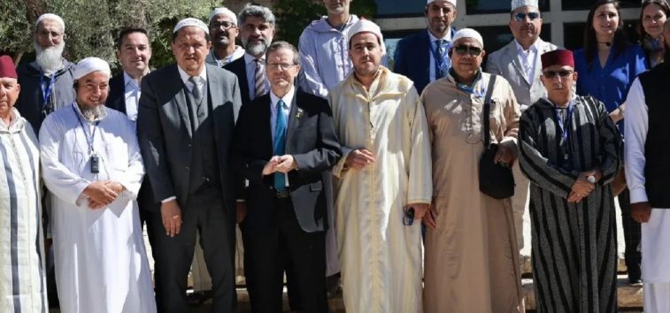<a href="https://french.almanar.com.lb/3336357">Vague de colère après la visite des « imams d’Europe » en Israël : un seul est imam. « Ils ne représentent pas les musulmans d’Europe »</a>