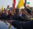 M.Larijani salue les citoyens libanais rassemblés devant l’aéroport de Beyrouth.