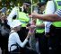 La police britannique a arrêté samedi une dame de 89 ans qui manifestait contre l’interdiction de Palestine Action