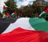 Des manifestants brandissent un grand drapeau palestinien (Illustration)