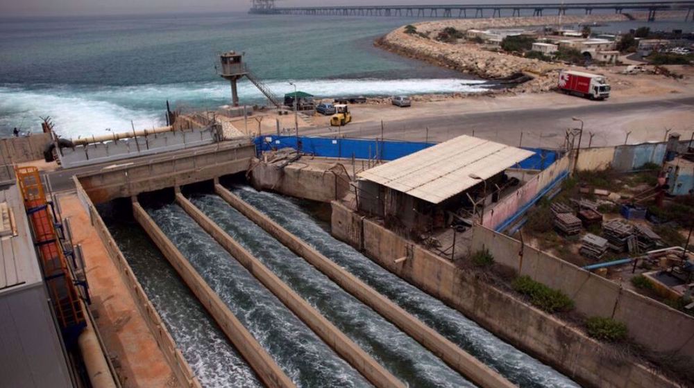 De l'eau saumâtre se déverse dans la mer Méditerranée après son passage dans une usine de dessalement de la ville côtière d'Hadera, le 16 mai 2010. ©Reuters
