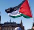 Un manifestant brandit le drapeau palestinien devant la Cour internationale de Justice à La Haye. ©Reuters