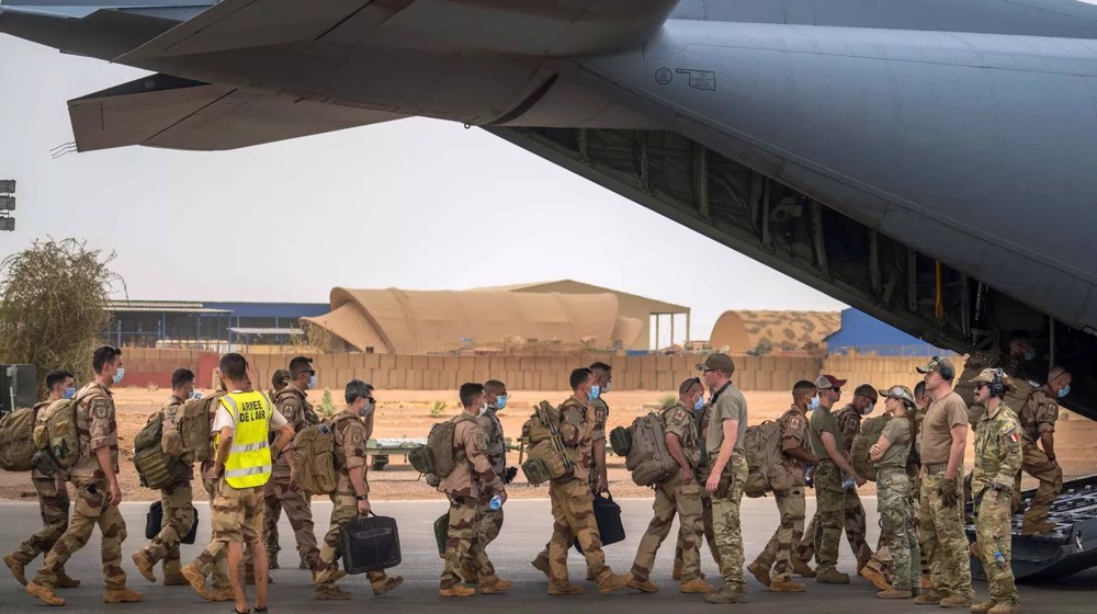 Des soldats français de la force Barkhane embarquent à bord d'un avion de transport C130 de l'US Air Force et quittent leur base à Gao, au Mali, le mercredi 9 juin 2021. ©AP