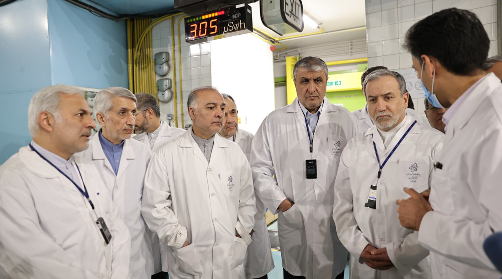 Le ministre iranien des Affaires étrangères, Abbas Araghchi, a visité l’Organisation iranienne de l’énergie atomique (OIEA) à Téhéran, lundi 10 novembre 2025. ©aeoi.org