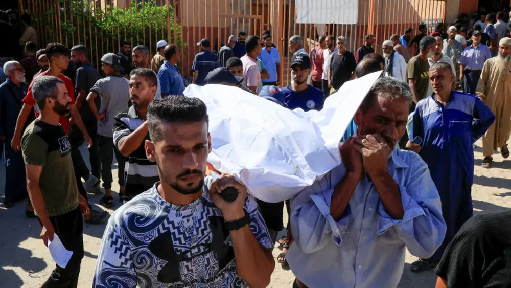 Des Palestiniens transportent le corps d'une personne tuées lors de la distribution d'aide sur un site de la GHF à Khan Younès, dans le sud de la bande de Gaza, le 16 juillet 2025. ©Reuters