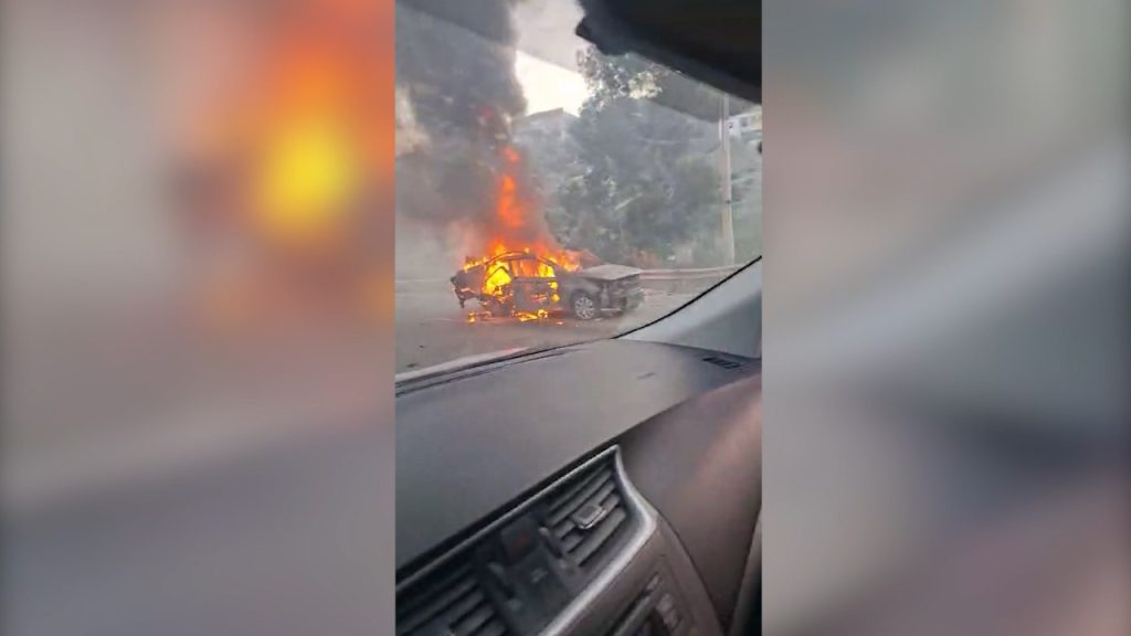 Un véhicule en feu suite à une agression israélienne au drone au sud-Liban, le 10 novembre 2024.