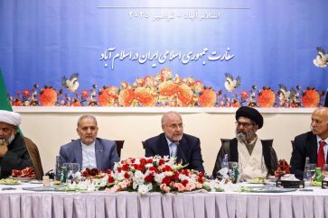 Le président du Parlement iranien, Mohammad Baqer Qalibaf, s’adresse à un groupe d’universitaires pakistanais à l’ambassade d’Iran à Islamabad le 6 novembre 2025. ©ICANA