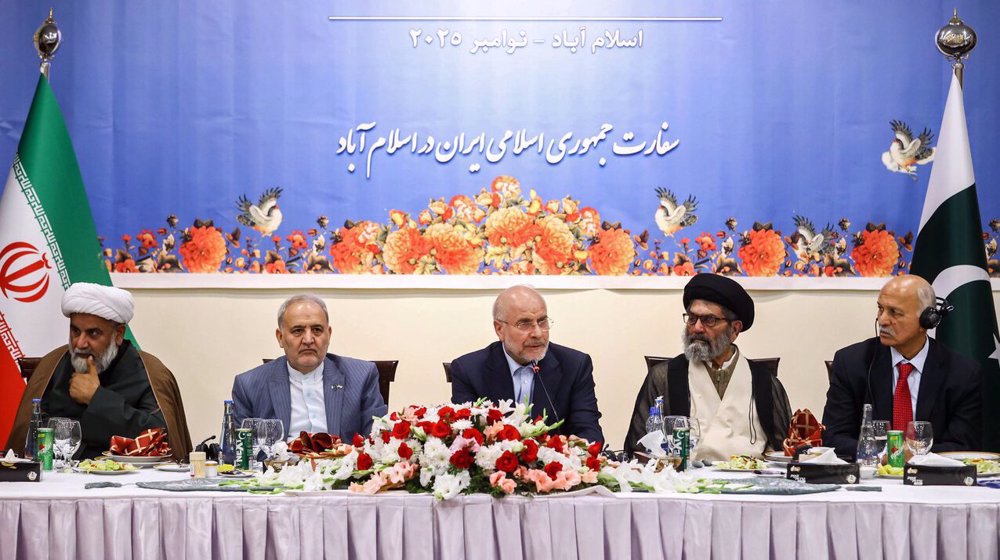 Le président du Parlement iranien, Mohammad Baqer Qalibaf, s’adresse à un groupe d’universitaires pakistanais à l’ambassade d’Iran à Islamabad le 6 novembre 2025. ©ICANA