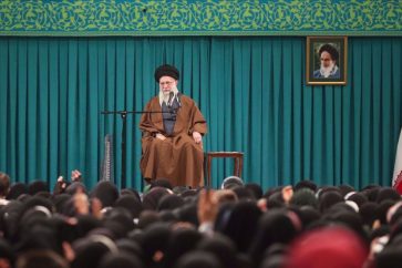 Le Leader de la Révolution islamique, l’Ayatollah Seyyed Ali Khamenei, a reçu en audience des milliers de femmes et de jeunes filles venues de différentes régions du pays, mercredi 3 décembre 2025, à Téhéran. ©leader.ir
