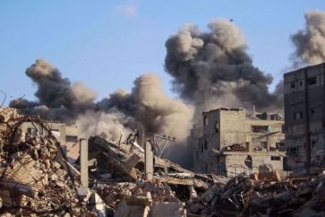 Des volutes de fumée s’élevaient à la suite d’une frappe israélienne qui a visé un bâtiment dans le camp de réfugiés palestiniens de Bureij, dans le centre de la bande de Gaza, le 19 octobre 2025. ©AFP